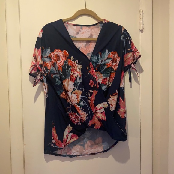 Floral top never worn - Picture 1 of 4